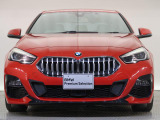 【キドニーグリル】BMWの代名詞。一目見ただけでBMWであると認識できる確固たるアイコンとして存在感を放ちます。