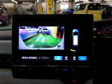 バックカメラの画像です。ガイドラインがスムースな車庫入れをサポートいたします。車庫入れの安心感がアップしますね。