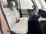 【運転席シート】ゆったりと広々した空間です。ストレスなく運転ができますよ!