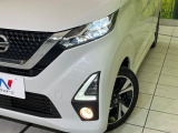 【LEDヘッドライト】悪天候や夜間走行時も良好な視界を確保し安心して運転できる高輝度LEDヘッドライトを装備!点灯速度が早く、消費電力も抑えられています。
