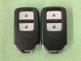 スマートキーを装備しています。鍵を差し込むことなくドアロックの開け閉めと、スタートボタン操作でのエンジンスタートができます。スペアキーも同じものを用意しております。