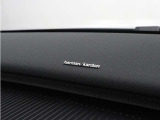 【harman/kardon】5つのスピーカーを内蔵したサウンドバーにより、ドライバーを包み込む音場を実現しました。また、洗練されたミニマルデザインは、キャビンをスタイリッシュに彩ります。