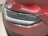 LEDヘッドライトは、点灯の瞬間から最大光量を発揮し、突然暗くなるトンネルなどでの安定感を高めます。