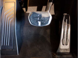【ペダル】BMWはオルガン式アクセルペダルを採用しています。踏み込む足とペダルが同じ軌跡を描くため、かかとがずれにくく、アクセルコントロールがよりしやすくなるメリットがあります。