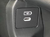 エレクトリックギアセレクターの下にスマートフォンなどが置けるトレーと、充電可能なUSB端子がついています。移動中に充電もできるので便利です。