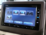 CD、DVD、Bluetooth、AM、FM、スマートフォン接続ができます。