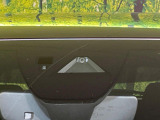 【スマートブレーキサポート】走行中に前方の車両等を認識し、衝突しそうな時は警報とブレーキで衝突回避と被害軽減をアシスト。より安全にドライブをお楽しみいただけます。