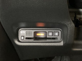 ハンドルの左下にETCがついています。高速道路の料金所の通過も楽々です。カードの取り出しもしやすい場所についています。