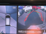 空から見ているような視点で周囲が確認できるアラウンドビューモニター、クルマの真上から見ているかのような映像によって、周辺の見えにくい障害物でも気付くことができます。