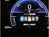レーンディパーチャーアラートとは車線または走路からの逸脱の可能性を警告すると共に、車線または走路からの逸脱を避けるためのハンドル操作の一部を支援する機能です。詳細は販売店スタッフまでおたずねください。