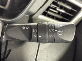 【オートライト(AUTO)】外の明るさをシステムが感知して、自動でヘッドライトが点灯します!ヘッドライトをつけ忘れを防ぐ便利機能です。