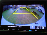 バックカメラの画像です。ガイドラインがスムースな車庫入れをサポートいたします。車庫入れの安心感がアップしますね。
