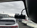 【ドライブレコーダー】走行中や駐車中の映像を高画質で記録し、事故やトラブル発生時の状況確認に役立つ安心装備。あおり運転対策や証拠保全にも有効で、日常のドライブをより安全にサポートします。