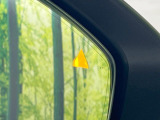 【ブラインドスポットモニタリング】走行中、ドアミラーの死角になりやすい箇所に後続車が接近するとサイドミラー付近に警告を表示、ドライバーに注意喚起をしてくれます。