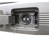 外出先での充電は、急速充電が便利です。高速道路のサービスエリアやコンビニエンスストア、道の駅など、EV専用の充電スタンドが日本全国に増加。目的地へ向かう途中の休憩時間を利用して、手軽に充電ができます。