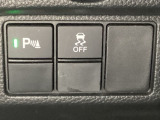 VSA装備車です。VSAはドライバーの操作と車の動きを見守っています。もし車の挙動が乱れたとき、4輪別々にブレーキをかけたり、エンジンパワーをしぼることによって車を安定させます。