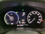 ハイブリット車専用のメーターです。右側の大型スピードメーターに加え、ステアリングスイッチを使って左のマルチインフォメーション・ディスプレイで燃費や動力伝達などの情報が見れるようになっています。