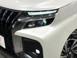 【LEDヘッドライト】悪天候や夜間走行時も良好な視界を確保し安心して運転できる高輝度LEDヘッドライトを装備!点灯速度が早く、消費電力も抑えられています。