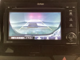 バックでの車庫入れも安心です! リアカメラが付いているバックモニター付のディスプレイオーディオを装備しております。操作線もついており距離感も画面から確認できます。