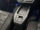 ホールド機能付きの電子式パーキングブレーキを装備しております。