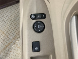 ハンドルの右側に電動格納付きパワーミラーの操作スイッチがついています。左右のサイドミラーの角度調節も微調整ができて便利です。
