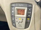 【オートエアコン】一度お好みの温度に設定すれば、車内の温度を検知し風量や温度を自動で調整。暑い&hellip;寒い&hellip;と何度もスイッチ操作をする必要はありません。快適な車内空間には必須の機能ですね♪