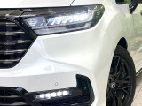 【LEDヘッドライト】悪天候や夜間走行時も良好な視界を確保し安心して運転できる高輝度LEDヘッドライトを装備!点灯速度が早く、消費電力も抑えられています。
