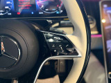 ハンドルの右側は、音量設定やお気に入り機能の呼び出し、ナビ画面の操作など運転中に視線移動を少なくし、安全に運転ができる作りになっています。