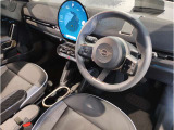 ミニ独特のゴーカートフィーリングと呼ばれる軽快なハンドリングはAT車、MT車のどちらでも楽しめます。