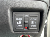 【パワースライドドアスイッチ】運転席から、後部座席の開け閉めが可能なボタンです!ワンプッシュで作動するので、手が塞がっている人などサポートに便利ですね♪