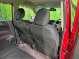広々とした2列目シートは居住性が高く、居心地も快適!友達や家族とのお出かけにぴったりです。ベビーシートやチャイルドシート使用時も快適にお過ごしいただける十分な空間を確保しています。