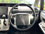 インテリアに合わせたデザインのステアリングは、運転される方のことも考え、運転しやすい形状、大きさです。是非一度、実際に触ってお確かめください。