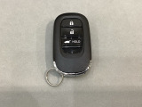 スマートキーを装備しています。鍵を差し込むことなくドアロックの開け閉めと、スタートボタン操作でのエンジンスタートができます。ボタン操作でトランクが開けられる電動テールゲートのボタンもついています。
