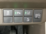 ハンドルの右側にはヘットライトリベライザーとHondaセンシング用のメインスイッチがついています。ヘッドライトリベライザーは道路状況や積荷の加重に応じてライトの高さを調節できます。