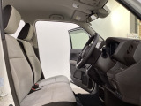 座面も厚みがあり背もたれも高く、広い足元にゆったり座れるシートです。運転席と助手席の間が空いている為、助手席側への移動がスムーズです。交通量の多い道でも助手席側から乗り降りができます。