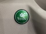 ECONモードをONにするとアクセルペダルの動きに対するエンジンの反応とエアコンの制御を切り換えることで、燃費のいい運転をするドライバーがペダルを踏んだ時と同じようにエンジンを制御します。