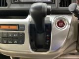 CVT車のセレクトレバーです。低速から高速まで、変速ショックのないスムーズな走りを実現するとともに、エンジン効率のよい領域を維持することで燃費にも貢献します。