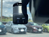 日産オリジナルドライブレコーダー(フロント+リヤ)です。ナビゲーション連動はもちろん、後方撮影もできます。設定・画像の再生などをスマートフォンのアプリから簡単の操作が行えます。