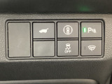 Hondaセンシング用の、VSA(ABS+TCS+横滑り抑制)解除と路外逸脱抑制機能のオンオフスイッチなどはハンドルの右側に装備しています。