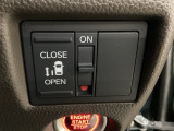 左側電動スライドドアは運転席からでも操作ができるように、ハンドル付近に開閉の操作スイッチが付いています。