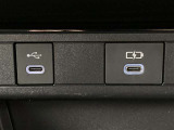 こちらのクルマはUSB接続コネクタも装備されています♪スマホの充電などにお使い下さい。ご旅行中での充電切れも、これなら心配いりませんね!