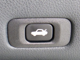 ボタン一つでトランクオープンが可能!車内から操作できる為、非常に便利な装備の一つとなります!
