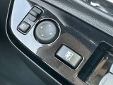 電動格納式ドアミラー調節スイッチです。自動格納機能付きで、ドアロックすると閉じてエンジンがかかると開きます。ドアロックの状態もひと目でわかるスグレモノです。