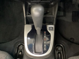 CVT車のセレクトレバーです。低速から高速まで、変速ショックのないスムーズな走りを実現するとともに、エンジン効率のよい領域を維持することで燃費にも貢献します。