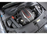 605馬力を誇るV8ツインターボエンジンは、どの回転数から踏み込んでもターボラグを感じさせることなくパワーを解き放つ様に加速をしていきます。