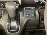 CVT車のセレクトレバーです。低速から高速まで、変速ショックのないスムーズな走りと、エンジン効率のよい領域を維持して燃費にも貢献します。サイドブレーキはスイッチ操作の電子制御パーキングブレーキです。