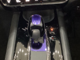 ハイブリッド専用セレクトレバーです。シフトチェンジを電子信号で送信するセレクトレバーを採用していますので、軽快でスマートな操作を楽しめます。