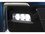 クルマに近い位置をワイドに照らすLEDフォグライトを装備。シャープな光と低消費電力でドライブをサポートするのと共にワイド&ローな印象も高めます。