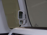 停車時や発進時、対向車とのすれ違いや路肩に寄せるときなど、車両左側前方を確認するときに役立ちます。
