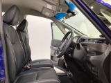 広い足元に肘掛けもついたゆったり座れるシートです。運転席と助手席の間が空いているため、助手席側への移動がスムーズです。交通量の多い道でも、助手席側から乗り降りができます。